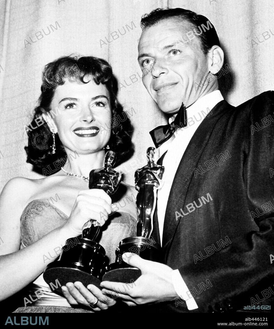DONNA REED y FRANK SINATRA. 26ª Premios Oscars (1954). Fran Sinatra, mejor actor secundario por   "De aquí a la eternidad". con Donna Reed, premiada tambien como mejor actriz secundario por "De aquí a la eternidad". 1954