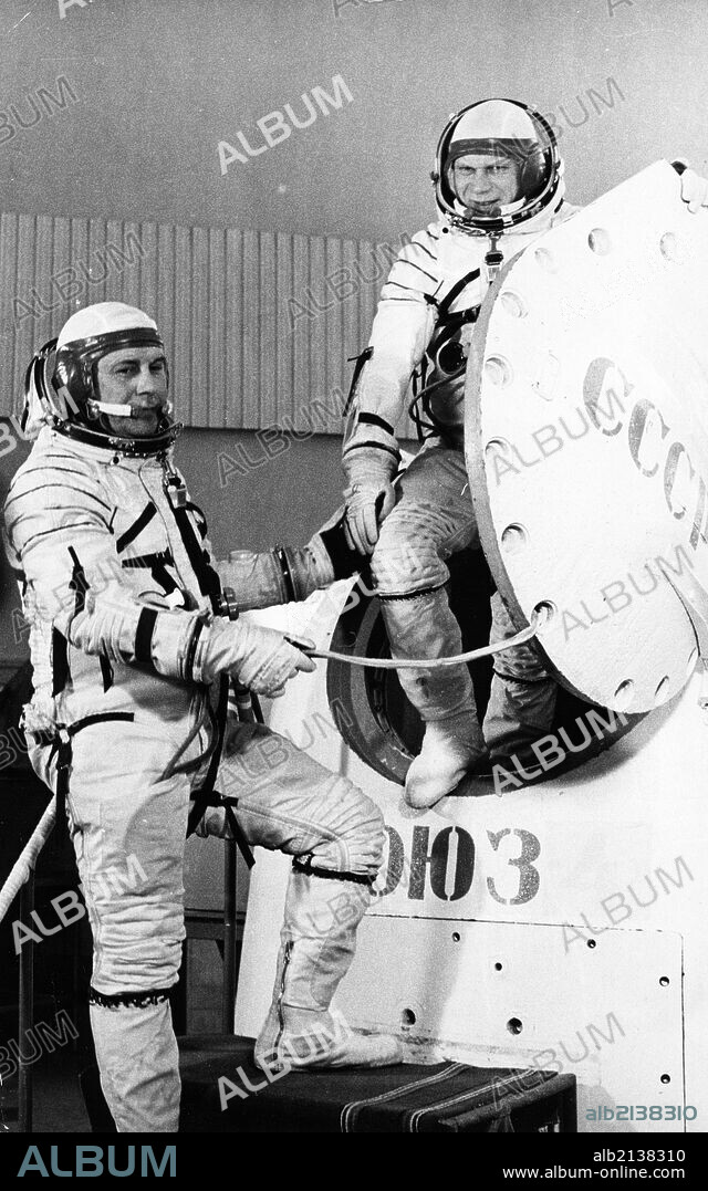 The crew of the soviet space mission soyuz 14 (l to r) commander pavel popovich and engineer yuri artyukhin during traing at the gagarin cosmonaut training center, july 1974.