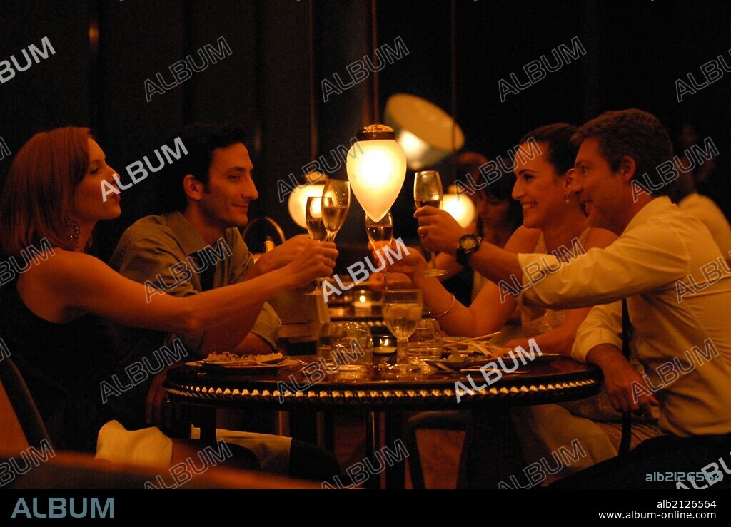 ADRIAN SUAR, CARLA PETERSON, JUAN MINUJIN and JULIETA DIAZ in DOS MAS DOS, 2012, directed by DIEGO KAPLAN. Copyright POL-KA PRODUCCIONES/INCAA/PATAGONIK FILM GROUP.