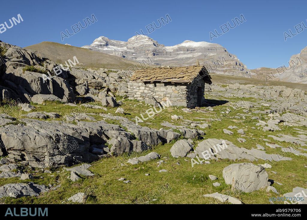 refugio de pastores frente al Monte perdido, parque nacional de Ordesa y Monte Perdido, comarca del Sobrarbe, Huesca, Aragón, cordillera de los Pirineos, Spain.