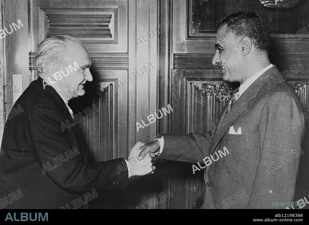 CAIRO: PRESIDENT GAMAL NASSER GREEETS HEINRICH RAU OF EAST GERMANY. 31 JANUARY 1961.