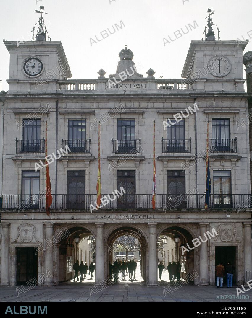 FERNANDO GONZALEZ DE LARA (1724-1796). EXTERIOR-FACHADA A LA PLAZA MAYOR-ACABADO EN 1788-PROYECTO DE VENTURA RGUEZ.