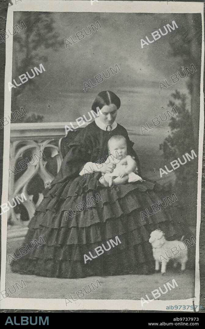 1903. José Antonio Primo de Rivera with his mother Casilda Sáenz de Heredia.