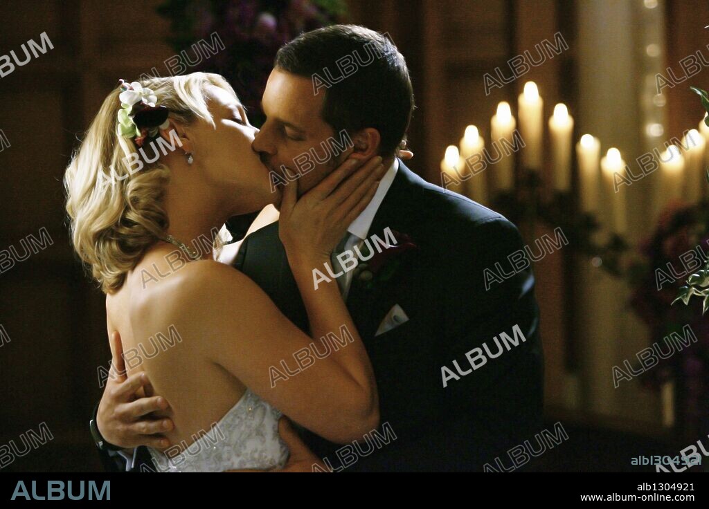 JUSTIN CHAMBERS and KATHERINE HEIGL in GREY'S ANATOMY, 2005. Copyright TOUCHSTONE TELEVISION.