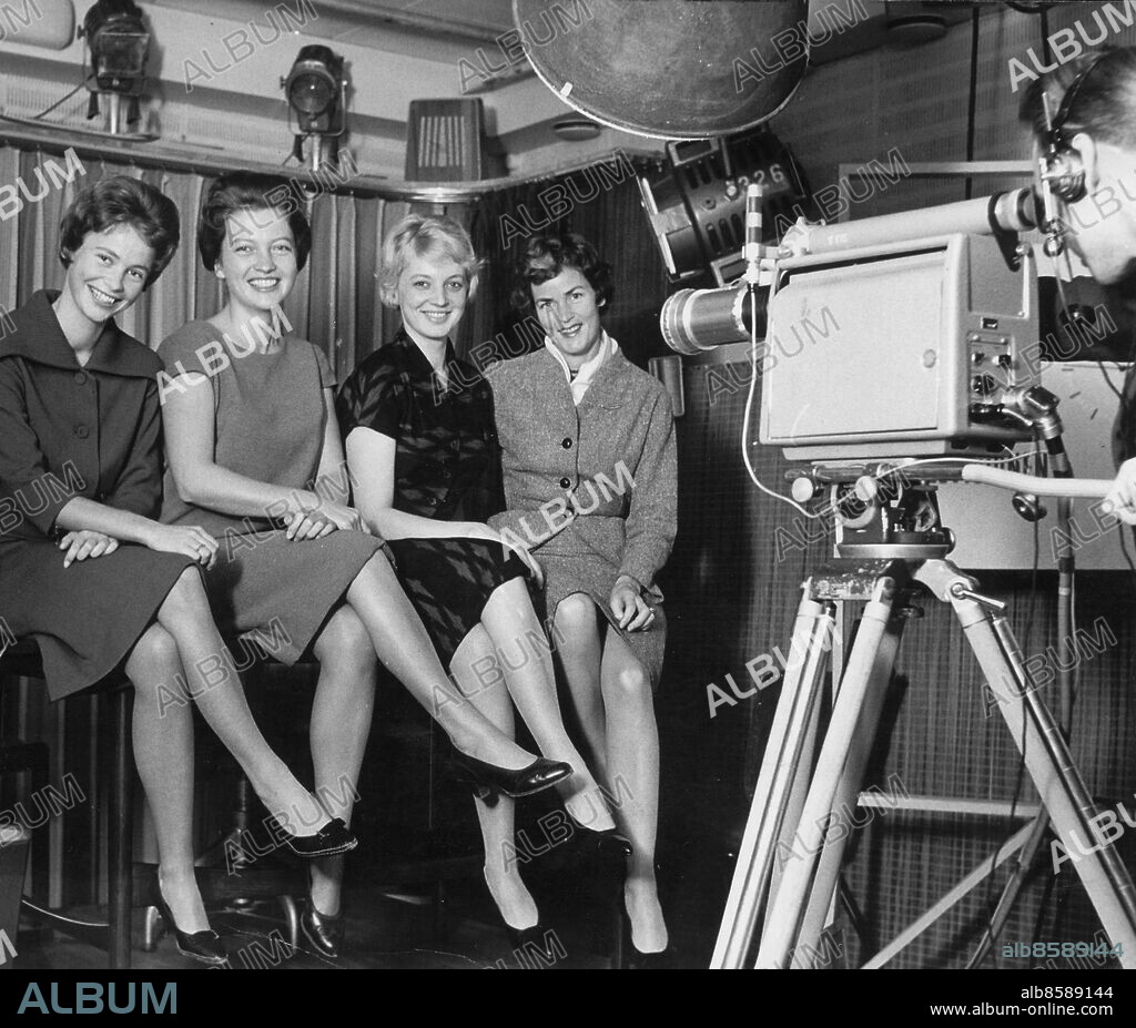 Stockholm 1959-10-01. De fyra nordiska hallådamerna samlades i dag på förmiddagen för att gemensamt gå igenom och repetera kvällens program. Här vackert upplugna framför kameran. Frv Annelise Wille, Danmark, Gerd Almgren, Sverige, Teija Sopanen, Finland och Kari Borg- Mansåker, Norge. Foto: Jan Delden / Expressen / TT / Kod: 10. ** AFTONBLADET OUT **.