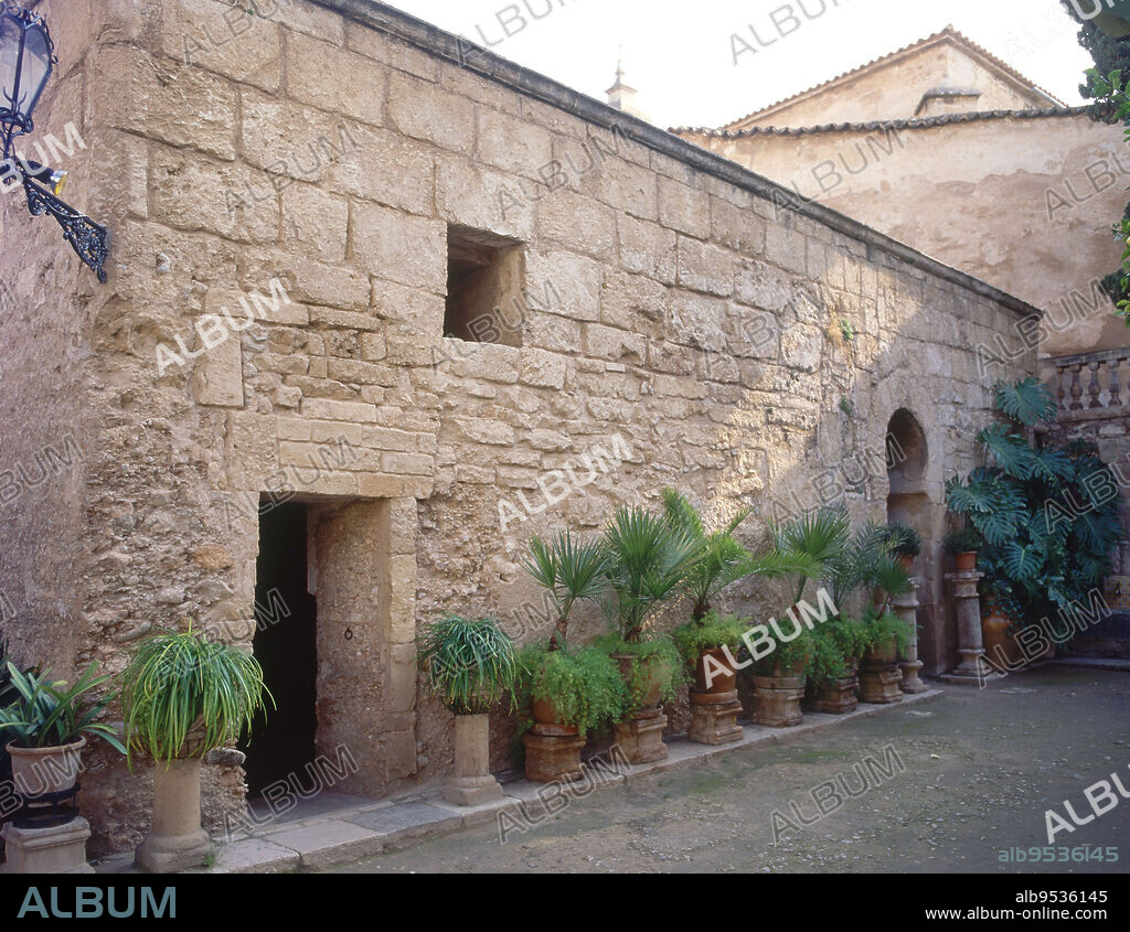 ENTRADA A LA SALA DE LOS BAÑOS FRIOS Y AL CALDARIUM - SIGLOS X Y XI  - FOTO AÑOS 00.