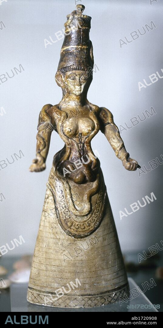 ARTE MINOICO. GRECIA. GRAN DIOSA DE LAS SERPIENTES (h. 1600 a. C.). Estatuilla de loza con los brazos extendidos donde se enrosca la serpiente que llega hasta el tocado de la cabeza. LLeva vestido largo y el pecho al descubierto. Fue hallada en el tesoro del santuario central del palacio de Knossos. Museo Arqueológico de Heraklio. Creta.