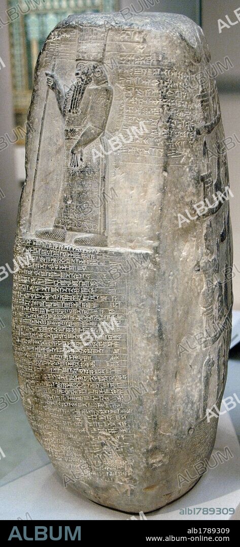 ARTE MESOPOTAMICO. S. X a. C. KUDURRU de piedra inscrito en ESCRITURA CUNEIFORME que detalla la pelea entre dos familias por la cesión de tierras de un estado a otro por matrimonio. Los personajes representados en relieve en la parte superior responden al REY DE BABILONIA NABU-MUKIN-APLI (978-943), dondante de las tierras, junto con su hermana. Fechado hacia el 954 a. C. Procede de Sippar. Museo Británico. Londres. Inglaterra. Reino Unido.