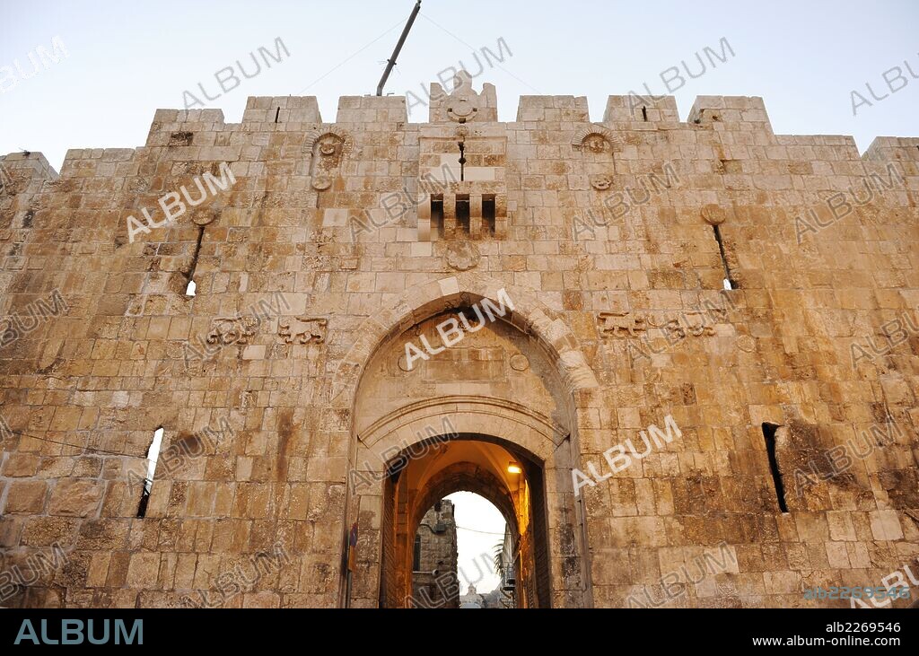 ISRAEL. JERUSALEN. PUERTA DE LOS LEONES (Puerta de San Esteban). Puerta de la fachada este de la muralla de la ciudad Vieja, construida por Solimán el Magnífico en 1542. En realidad los dos animales en relieve son leopardos.