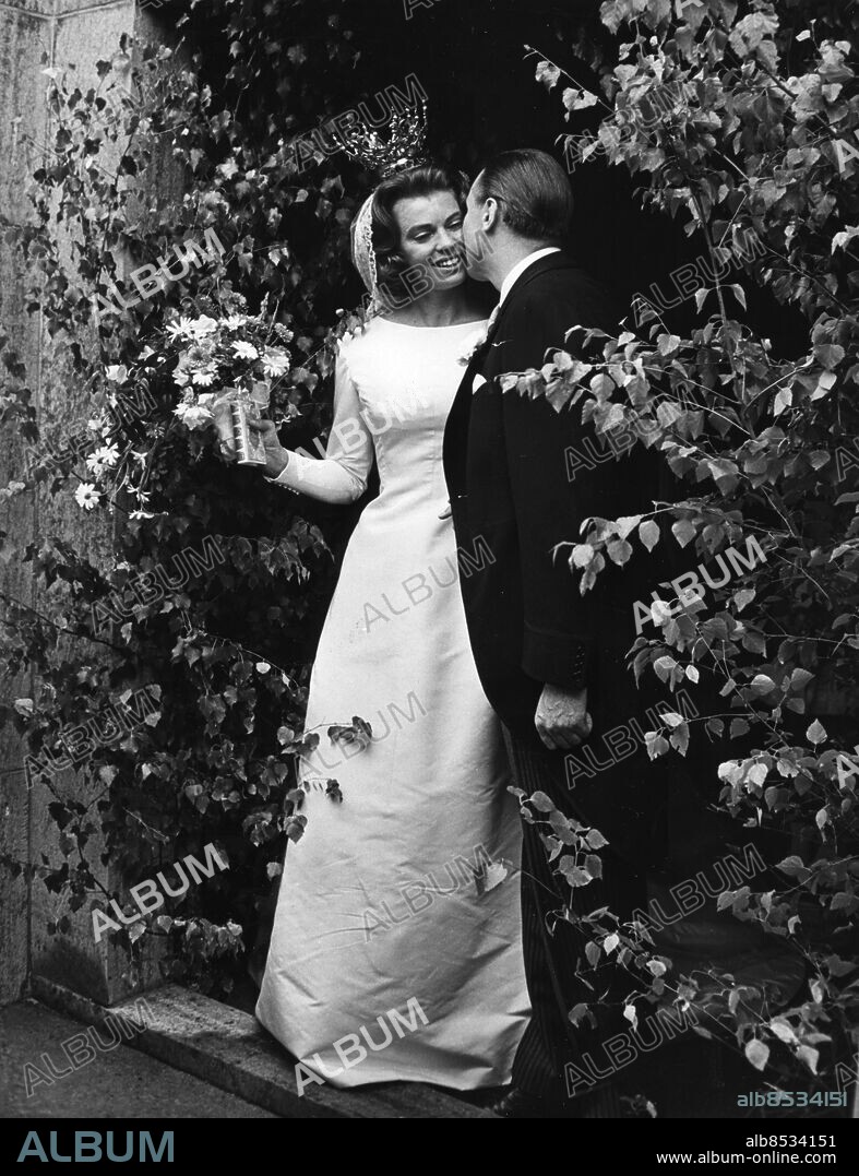 SOLLIDEN ÖLAND 1964-06-30. Prinsessan Margaretha av Sverige och nyblivne maken John Ambler. Efter vigseln får bruden en kyss på kyrktrappan till lilla Gärdslösa kyrka sedan bär det av mot Solliden.. Foto: NTB code 190.