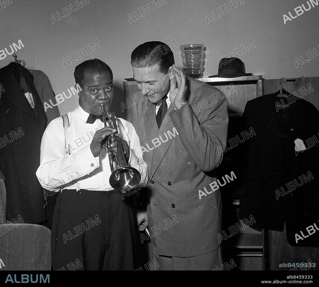 Göteborg oktober 1949. Louis Armstrong uppträder på Konserthuset. Göteborgske orkesterledaren och trumpetaren Sven Sjöholm besöker logen.. *** Local Caption *** GP okt1949_5242_08. KAMERAREPORTAGE.