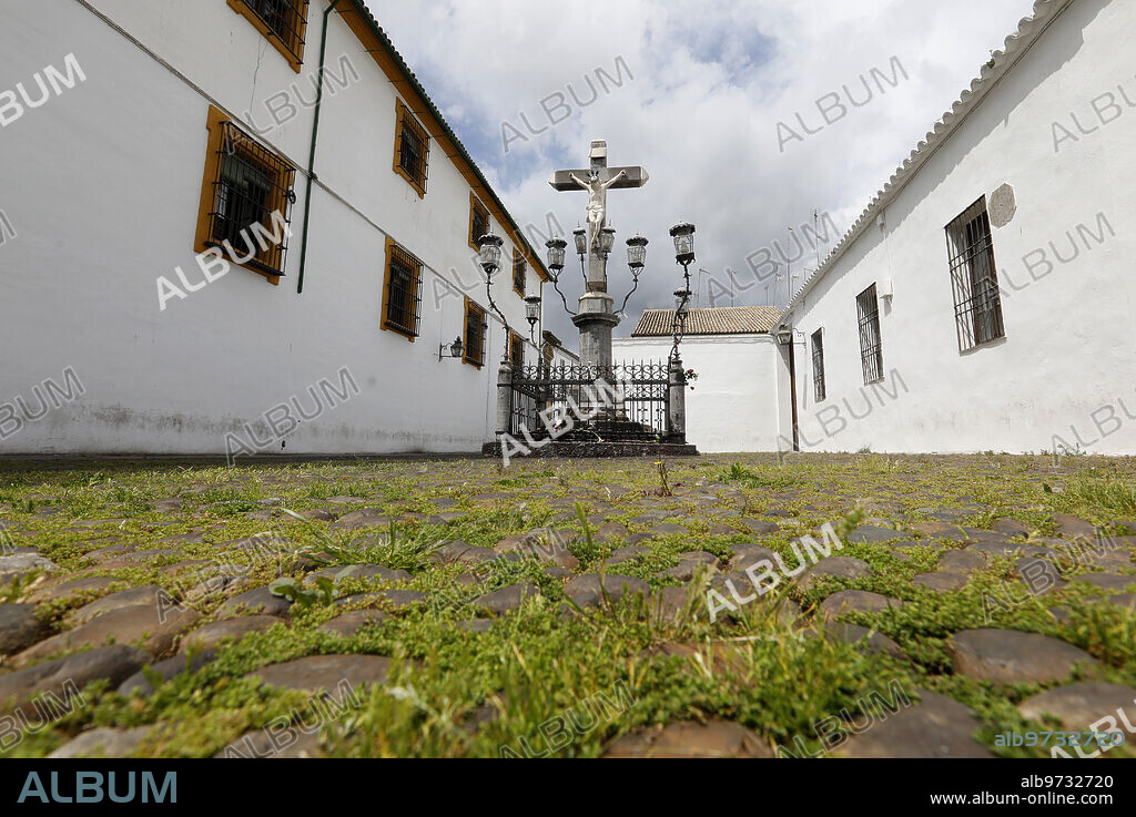 Córdoba, 20/04/2020. Plaza de Capuchinos con el Cristo de los Faroles, con vegetación en el suelo, por el confinamiento del coronavirus. Foto: Valerio Merino ARCHCOR.