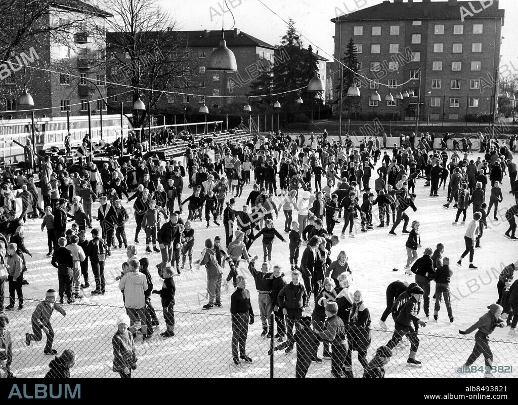 Isbanan konstisbanan vid gamla IP idrottsplatsen vid Pildammsvägen i Malmö. Allmänhetens åkning.1958. Foto: Ture Hellström / Sydsvenskan Bild / IBL Bildbyrå.