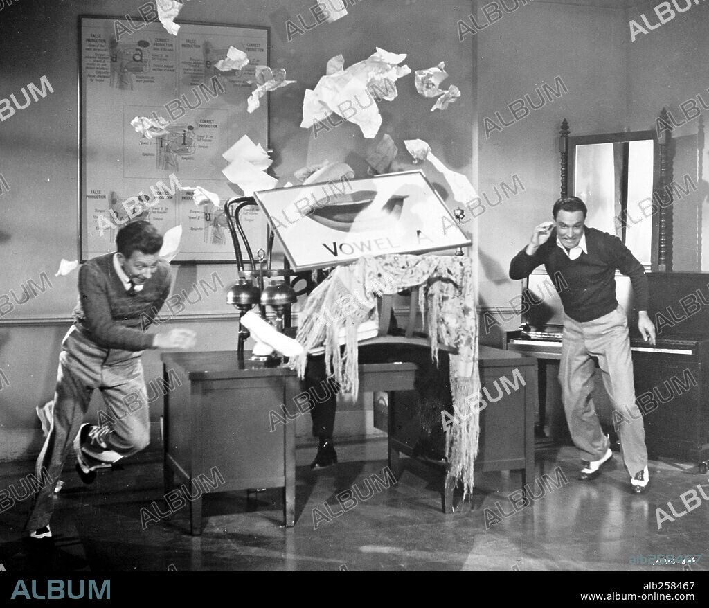 DONALD O'CONNOR y GENE KELLY en CANTANDO BAJO LA LLUVIA, 1952 (SINGIN' IN THE RAIN), dirigida por GENE KELLY y STANLEY DONEN. Copyright M.G.M.