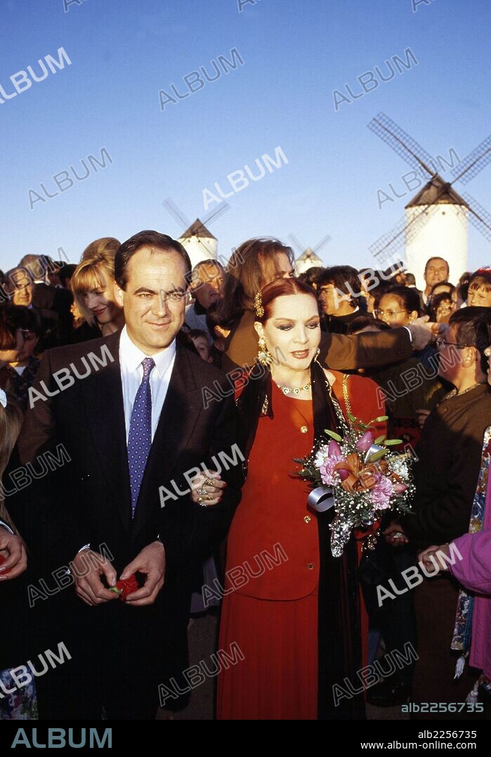 SARA MONTIEL. ACTRIZ Y CANTANTE ESPAÑOLA. 1928 - 2013. LA ACTRIZ Y CANTANTE SARA MONTIEL JUNTO A JOSE BONO DURANTE UN HOMENAJE EN CAMPO DE CRIPTANA.