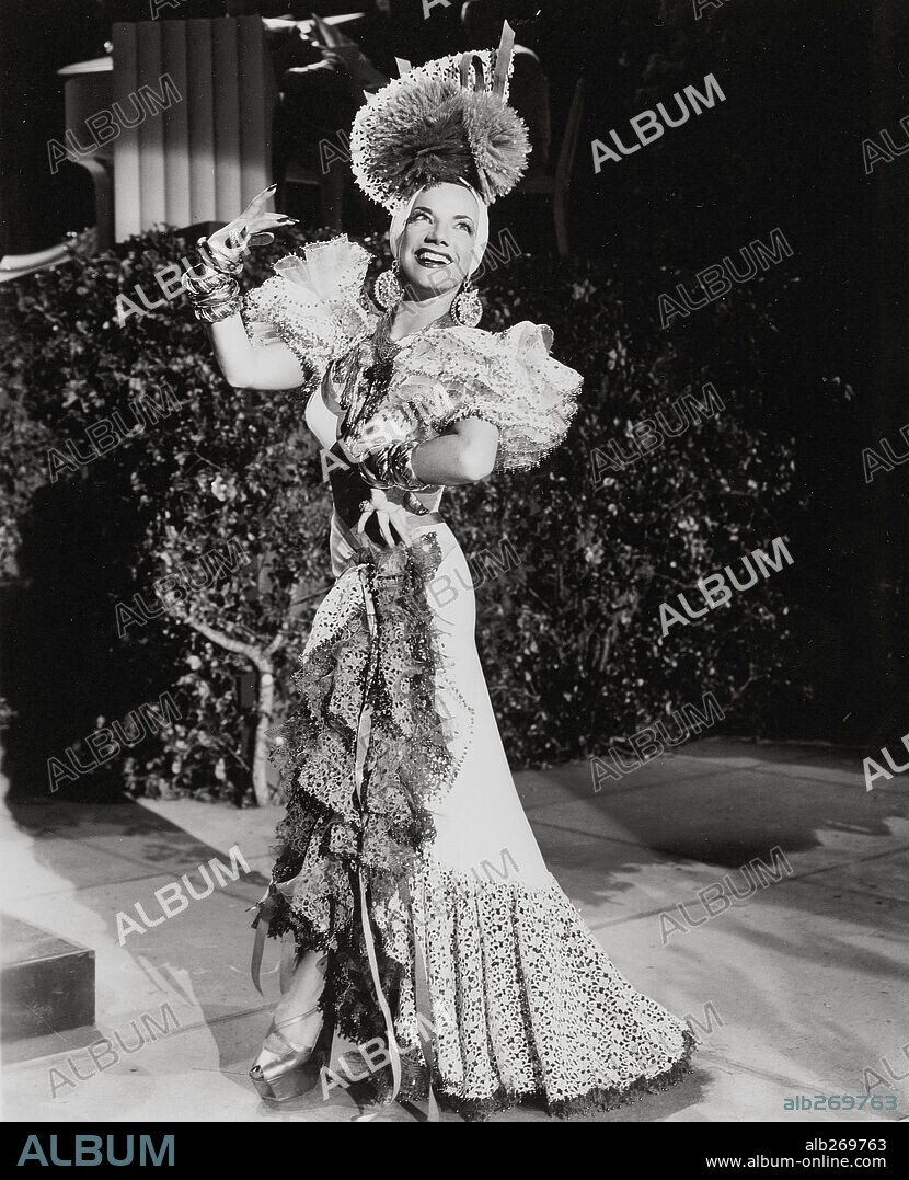 CARMEN MIRANDA en TODA LA BANDA ESTÁ AQUÍ, 1943 (GANG'S ALL HERE, THE [1943]), dirigida por BUSBY BERKELEY. Copyright 20TH CENTURY FOX.