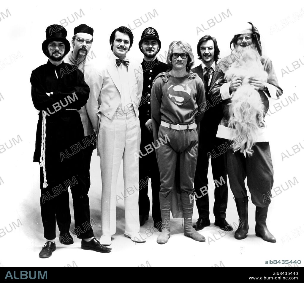 Hoola Bandoola Band utklädda i kostymer typ maskerad fr v Per-Ove Kjellgren Mikael Wiehe. Povel Randén Håkan Skytte Arne Frank Björn Afzelius Peter Clemmedson. Hoola Bandoola Band orkester 1972. Kjellgren Per-Ove Wiehe Mikael Randén Povel. (c) Sydsvenskan / IBL Bildbyrå. Skytte Håkan Frank Arne Afzelius Björn Clemmedson Peter.
