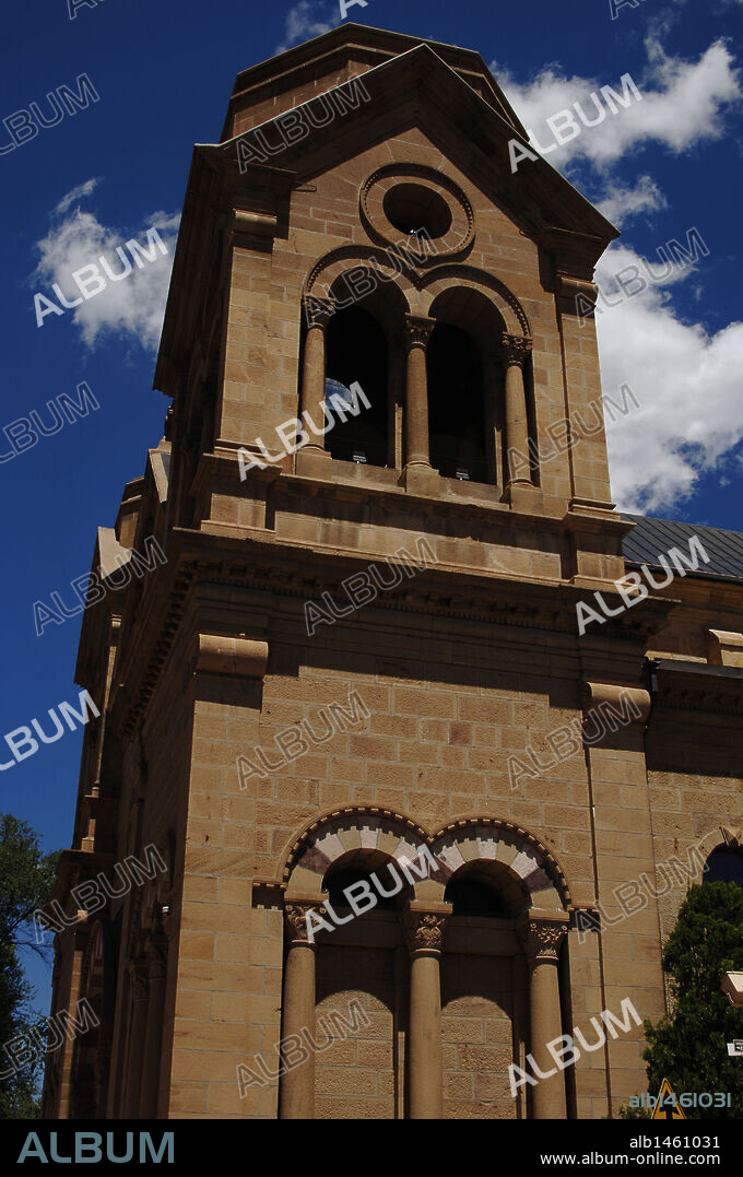 ESTADOS UNIDOS. SANTA FE. Vista parcial de la CATEDRAL DE SAN FRANCISCO DE ASIS (siglo XIX). Estado de Nuevo México.