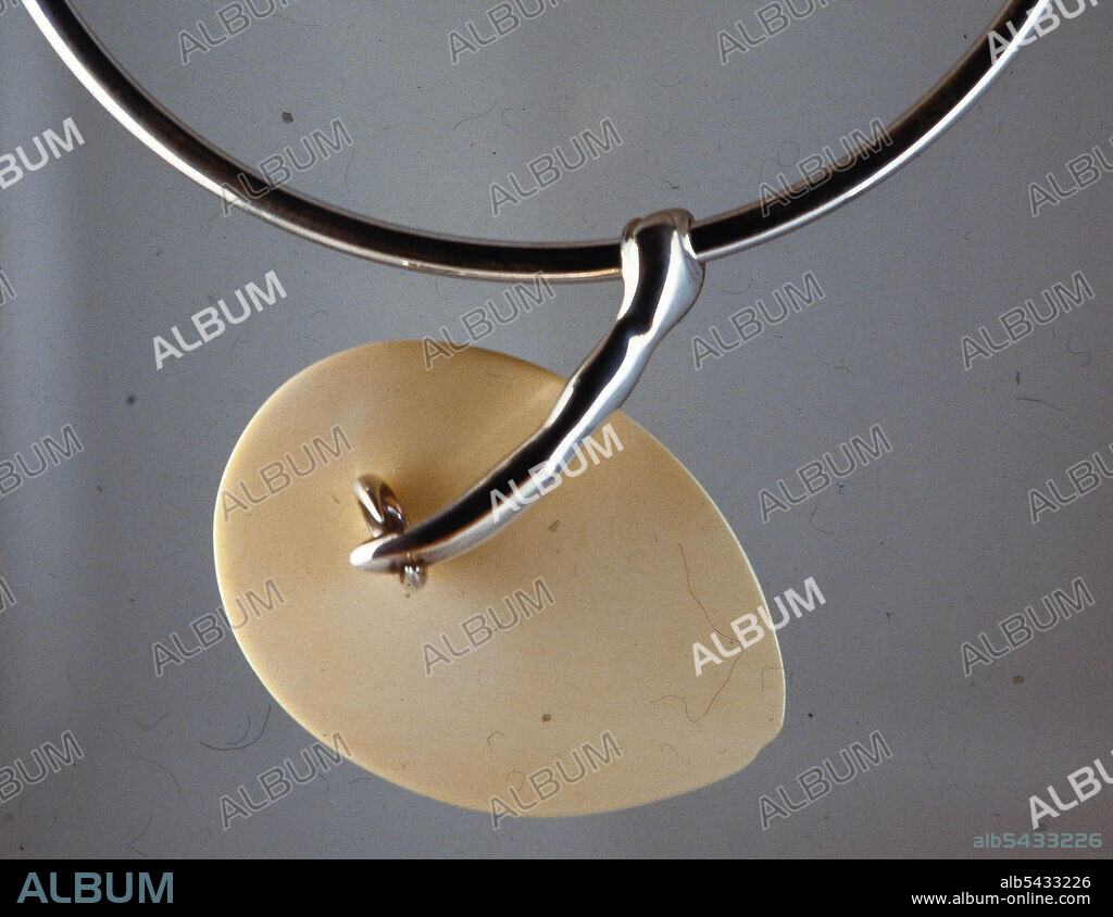 JULI GUASCH I MITJANS. Collar, obra de Jaume Mercadé i Queralt, 1972. Colección privada.
