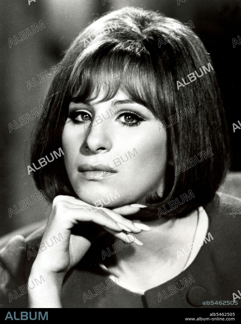 BARBARA STREISAND. BARBRA STREISAND dans ON A CLEAR DAY YOU CAN SEE FOREVER, 1970, réalisé par VINCENTE MINNELLI. Copyright PARAMOUNT PICTURES.