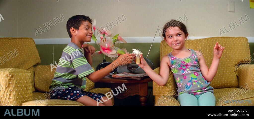 BROOKLYNN PRINCE and CHRISTOPHER RIVERA in THE FLORIDA PROJECT, 2017, directed by SEAN BAKER. Copyright Cre Film/Freestyle Picture Company/June Pictures.