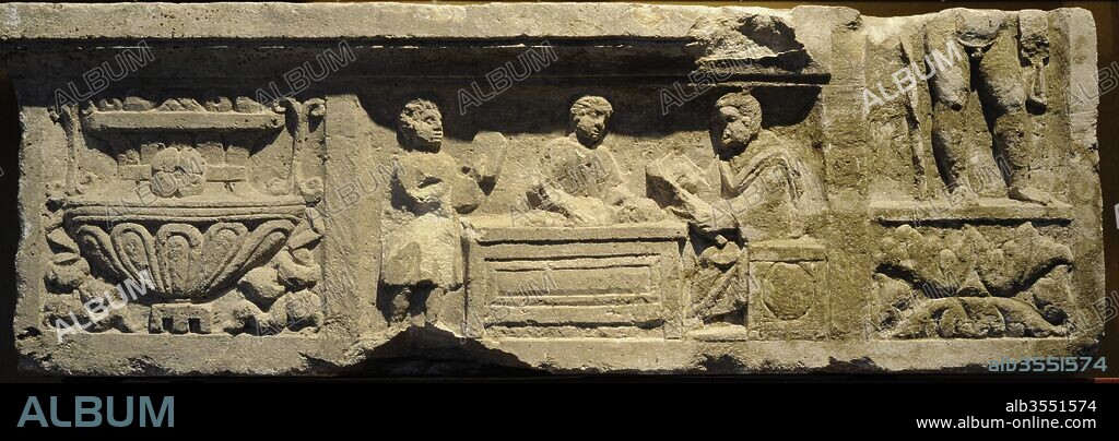 Relieve de una tumba romana fechada entre los siglos I y III. Fue utilizada para construir cimientos. Hallado en Colonia (Alemania) a orillas del río Rin. Museo Romano-Germánico. Colonia. Alemania.