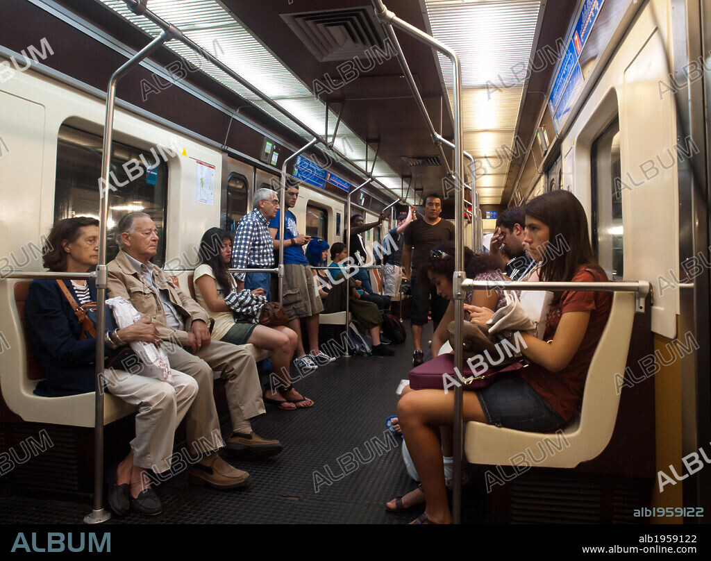 Pasajeros en el interior de un vagón de METRO. Madrid. España.