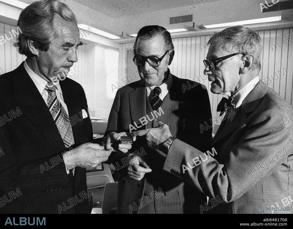 ARKIV 19780906. Världens första pacemakerpatient Arne Larsson (i mitten) tillsammans med professor Åke Senning (t.v.) som utförde den första operationen och dr Rune Elmqvist som var konstruktören. Larsson har levt med sitt batterihjärta i 20 år.. Foto: Kent Östlund / SVD / SCANPIX / Kod: 11014.