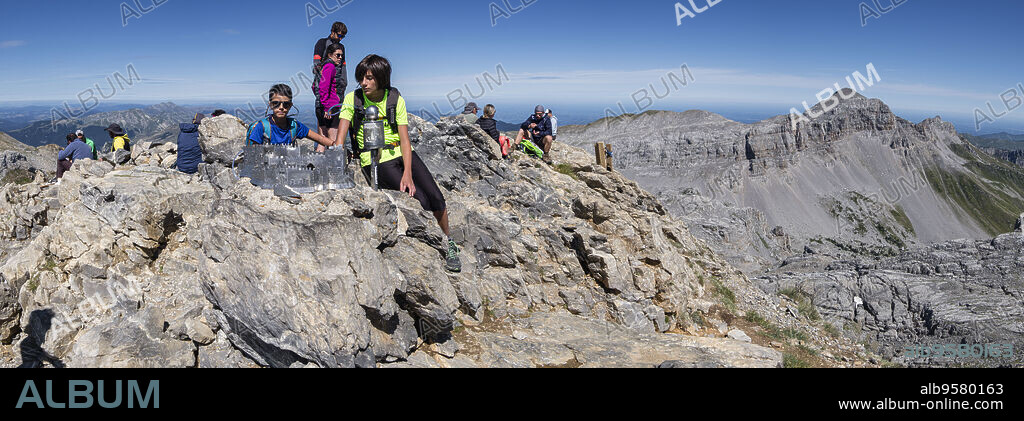 niños frente la maqueta del Castillo de Javier, cima de La mesa de los Tres Reyes , 2442m., Huesca, Aragón, Spain, Europe.