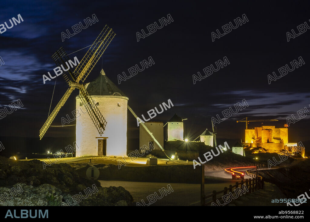 molinos de Consuegra con el castillo de la Muela al fondo, cerro Calderico, Consuegra, provincia de Toledo, Castilla-La Mancha, Spain.