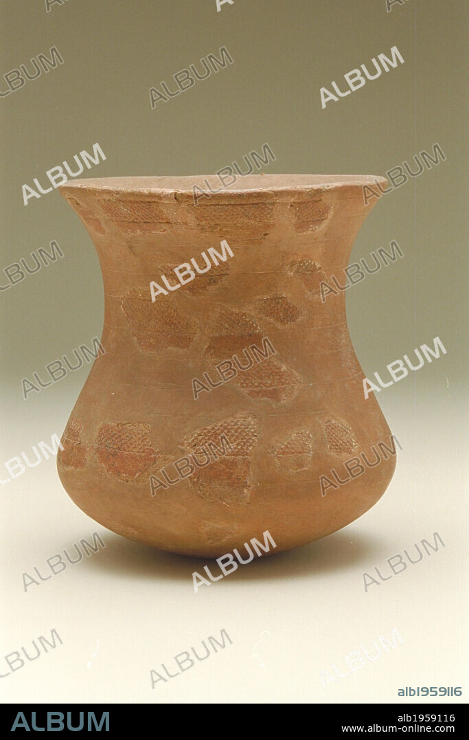 ARTE PREHISTORICO. NEOLITICO. ESPAÑA. VASO CAMPANIFORME procedente del Yacimiento Arqueológico Dolmen de Entretérminos, en Collado Villalba, Comunidad de Madrid. Museo Arqueológico Regional de la Comunidad de Madrid. Alcalá de Henares.