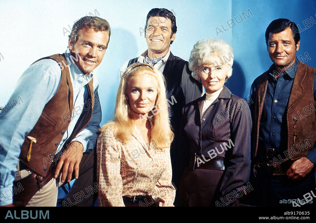 BARBARA STANWYCK, LEE MAJORS, LINDA EVANS, PETER BRECK und RICHARD LONG in THE BIG VALLEY, 1965, unter der Regie von A. I. BEZZERIDES. Copyright FOUR STAR PRODUCTIONS.