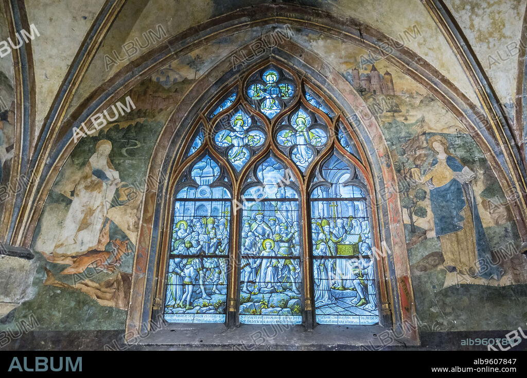 vitral con Marta y Maria Magdalena, capilla de ST Lazare, - ST Leger-, iglesia de San Nicolás (templo católico de origen romanico, siglo II, y transformado en los siglos XIV y XV. ,listado como monumento histórico de Francia, Beaune ,Borgoña, Francia.