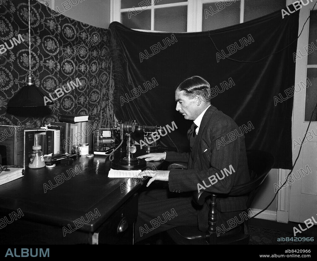 ARKIV 1934 . Athony Eden (1897-1977), brittisk politiker, utrikesminister 1935-1938,1940-1945,1951-1955, premiärminister 1955-1957. Här talar han i svensk radio.. Anthony Eden, British politician, minister of foreign affairs. Prime minister 1955-1957.. Foto: TT / Kod 1900.