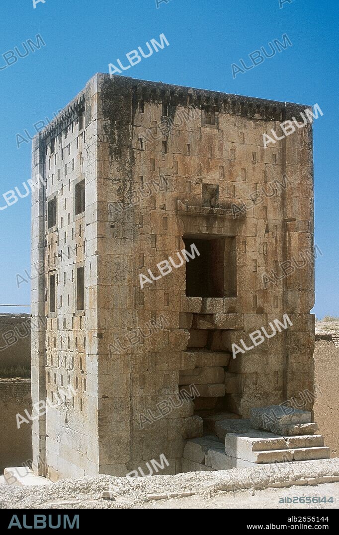 IMPERIO PERSA-PERIODO AQUEMENIDA. IRAN. Siglos VI-V a. C. Vista de la TORRE DE FUEGO, conocida como Kabah-e Zardusht o "CUBO DE ZOROASTRO". Consta de dos grandes sillares de piedra caliza blanca, mide 12,60 m. de altura y la base es cuadrada. NAQS I RUSTAM. REPUBLICA ISLAMICA DE IRAN.