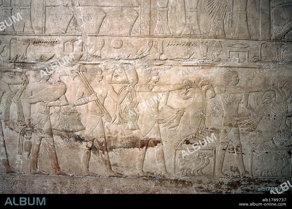 ARTE EGIPCIO. EGIPTO. MASTABA DE MERERUKA o MERI (MERA). Tumba familiar de un alto funcionario de la VI DINASTIA del IMPERIO ANTIGUO. Con una única entrada el interior de sus paredes se encuentran ricamente decoradas con RELIEVES menfitas. Relieve con la representación de TRANSPORTE DE OFRENDAS. NECROPOLIS DE SAKKARA.