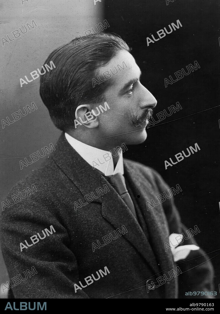 Studio photograph of Pedro Muñoz Seca, from 1912, when he premiered at the Cervantes Theater in Madrid, in collaboration with Pedro Pérez Fernández, the comic-cinematic toy in two acts "Trampa y Cartón".