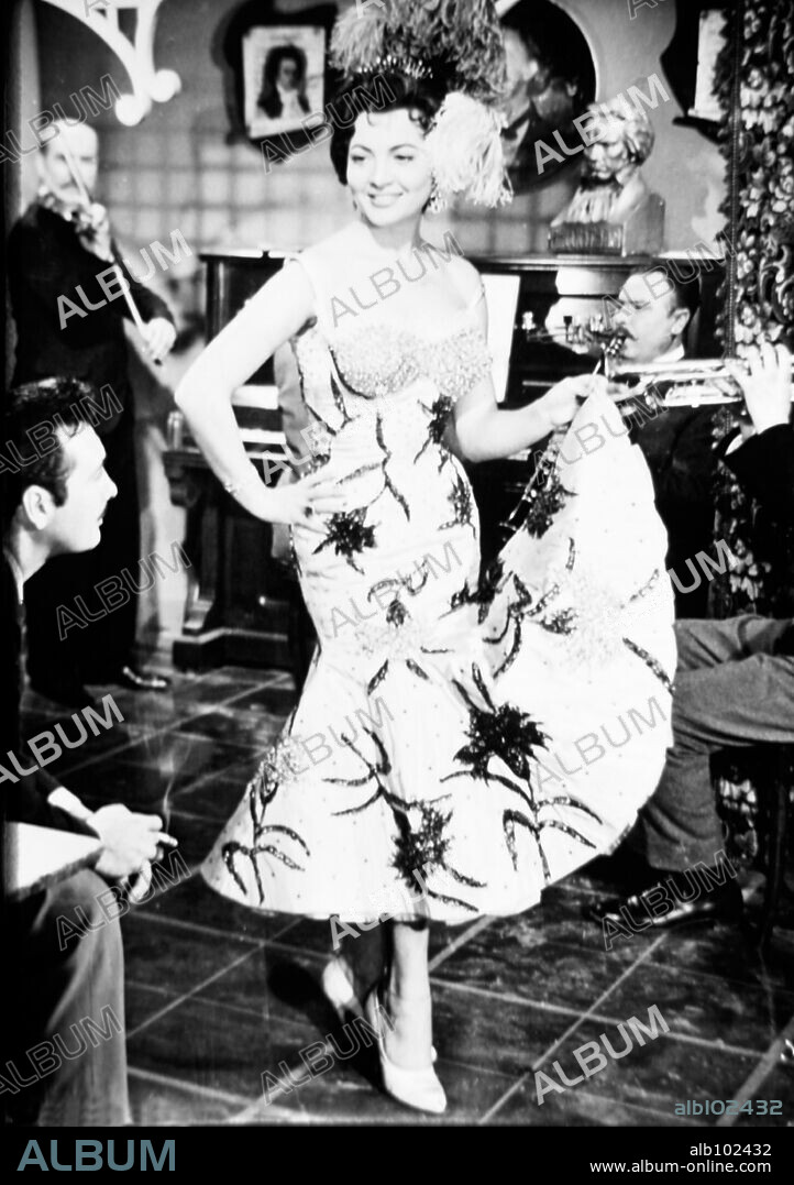 SARA MONTIEL en EL ULTIMO CUPLE, 1957, dirigida por JUAN DE ORDUÑA. Copyright PRODUCCIONES ORDUÑA FILMS.