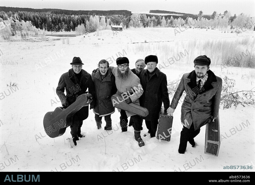 VÄRMLAND HÖLJES 1973-11-23. Reportage inför LIVAT I FINNSKOGARNA Radioprogram. Sänt första gången 1974-01-09. Här ses programledaren Per Eric Nordquist (2:a frv) med Ransäterspöjkera. Foto: Bo-Aje Mellin / RiR / SVT / Kod: 5600 Reportage publ. i RiR 2/74 sid. 14-16. RiR 21054 sv/v neg persons: PER ERIC NORDQUIST sites: HÖLJES;SVERIGE;VÄRMLAND.