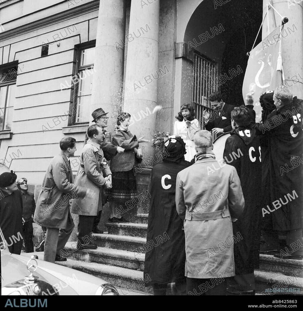 Göteborg 1956. Sångerskan Gunwer Bergkvist gifter sig på Rådhuset i Göteborg - gäster är kollegan Oscar Rundquist som kastar havregryn istället för ris samt pianisten Allan Johansson med makan sångerskan Brita Borg. *** Local Caption *** GP 9000 - plåtlådorna. KAMERAREPORTAGE.