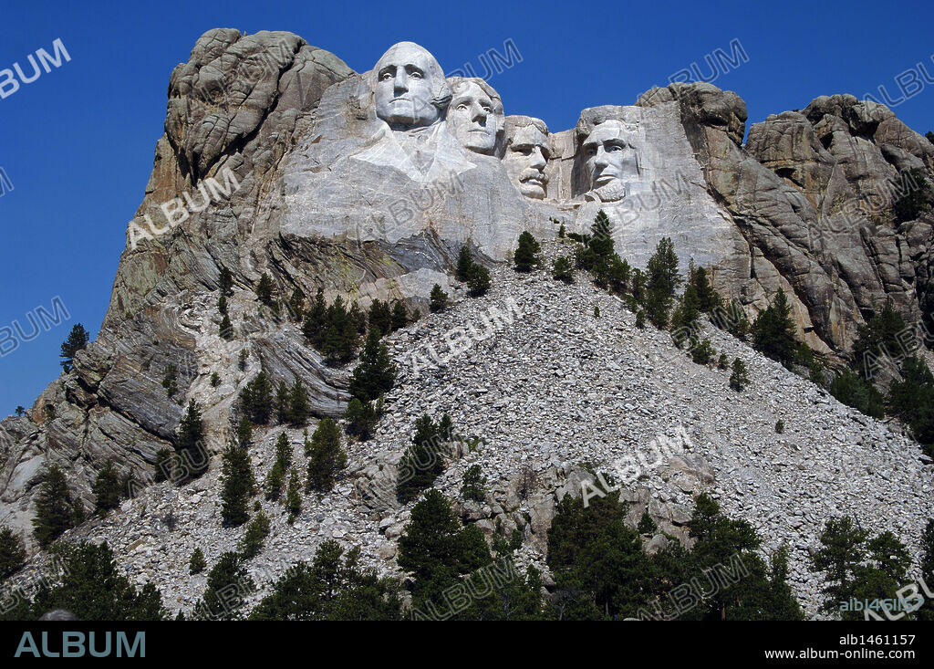 ESTADOS UNIDOS. MOUNT RUSHMORE (MONTE RUSHMORE). Vista de las cabezas de los presidentes norteamericanos, de izqda. a dcha.: George WASHINGTON, Thomas JEFFERSON, Theodore ROOSEVELT y Abraham LINCOLN, esculpidas entre 1927 y 1941 por Gutzon BORGLUM. Declarado Monumento Nacional en 1925. KEYSTONE. Estado de Dakota del Sur.