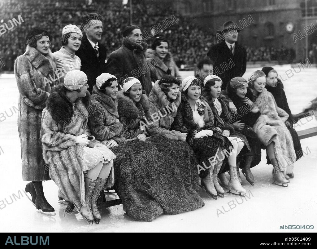 STOCKHOLM 1933-02-12.. Deltagarna vid konståknings-VM 1933 i Stockholm ses här på Stadion. Sittande från vänster Liselotte Landbeck, Österrike, Megan Taylor och Cecilia Colledge, England, Sonja Henie, Norge, Hilde Holovski, Österrike, Vivian Hultén, Sverige, Erna Andersen, Norge, Nanna Egedius, Norge, och okänd. Stående från vänster Ily Papez, Österrike, Dagmar von Kothen, Sverige, Fred Ericsson, Sverige, Karl Zwack, Österrike, och Emilia Rotter, Ungern.. Foto: Text & Bilder / SVT / Kod: 5600. Mapp: V.M. i konståkning, damer. Ispalatset Stockholm 11 febr. 1933 I:38 1/2d. På rad.