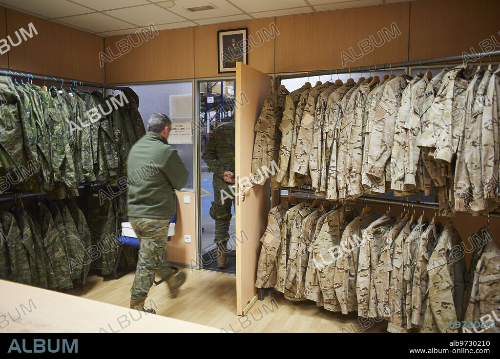 Colmenar Viejo (Comunidad de Madrid), 28/04/2022. Base Logística San Pedro del Ejército de Tierra. Aquí se encargan del almacenamiento y la logística de la uniformidad, material de campaña y revisión y reparación de armas ligeras, así como el mantenimiento y reparación de vehículos ligeros del Ejército de Tierra. Foto: Guillermo Navarro. ARCHDC.