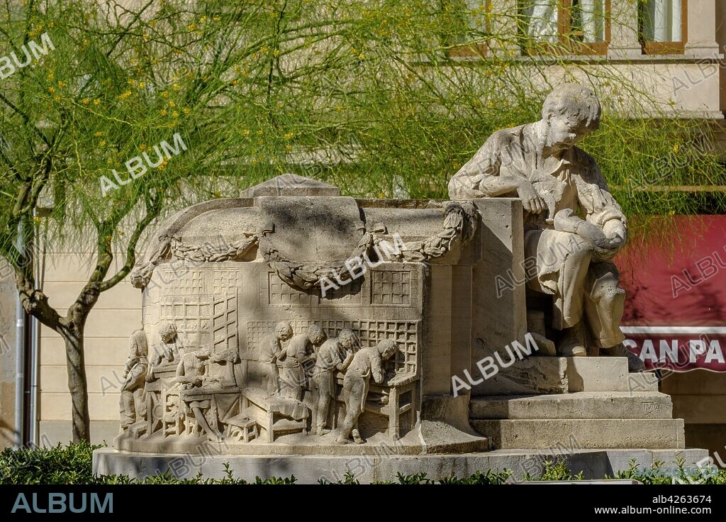 escultura en memoria del zapatero, piedra arenisca, Tomas Vila 1963, placeta del Sabater, llucmajor, Mallorca, balearic islands, spain, europe.