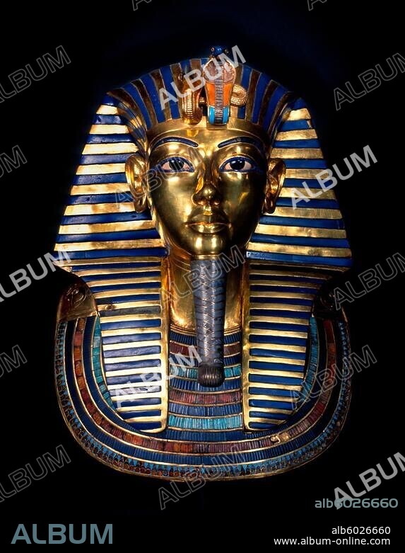 Tut-anch-Amun; ägypt. König der 18. Dynastie; um 1346 - 1337 v. Chr. Goldmaske aus dem inneren Sarg (Tutanch-Amun mit Kopftuch, Zeremonialbart und den Wappentieren Geier u. Kobra). Gold, Halbedelsteine, Glas, Höhe 54 cm, Breite 39,5 cm. Aus dem Grabschatz Tut-anch-Amuns, Fundnummer 256 A. JE 60672. Kairo, Ägyptisches Museum.