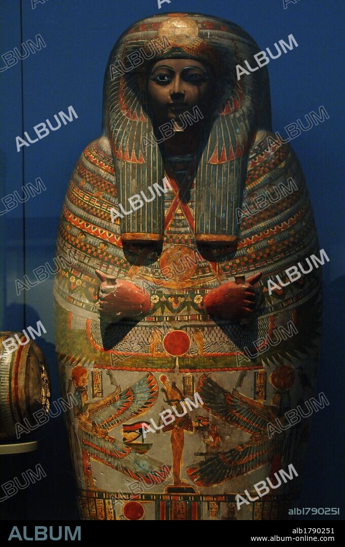 ARTE EGIPCIO. TERCER PERIODO INTERMEDIO. DINASTIA XXII. SARCOFAGO policromado que contiene la momia de una mujer llamada TJENTMUTENGEBTIU. La decoración, en regisros horizontales, relata la presentación de la difunta a Osiris, Fechado hacia el año 900 a. C. Procedente de Tebas. Museo Británico. Londres. Inglaterra. Reino Unido.