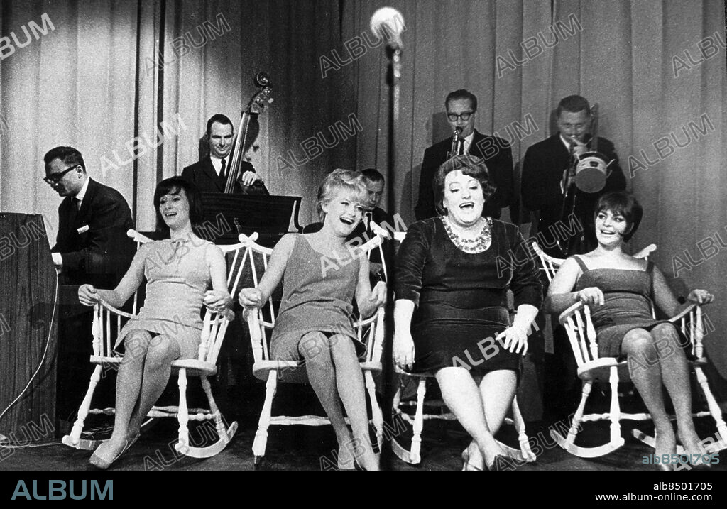 STOCKHOLM 1963-10-18 . Hamburger Börs. Såna flickor! Såna personligheter! Nog är det en händelse i Stockholms teaterliv med Monica Nielsen, Monica Zetterlund, Sonya Hedenbratt och Lissi Alandh tillsammans i cabareten på Hamburger Börs. Foto: Jonny Graan / Expressen / TT / kod 16. ** OUT Aftonbladet **.