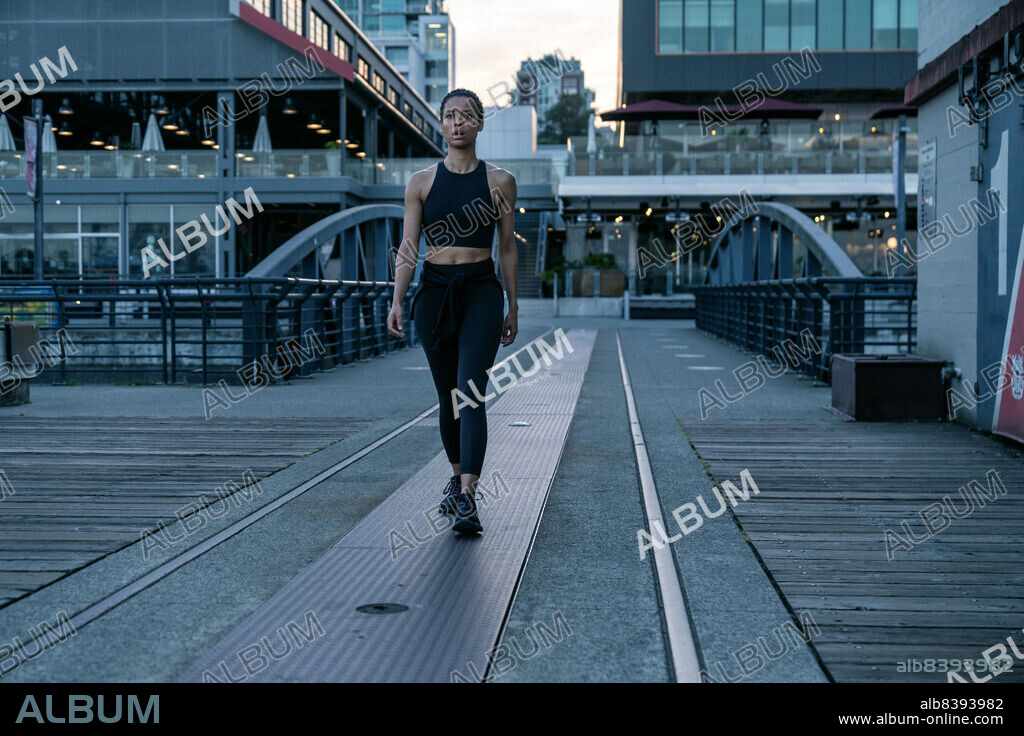 GUGU MBATHA-RAW en APARIENCIAS, 2022 (SURFACE), dirigida por KEVIN RODNEY SULLIVAN y SAM MILLER. Copyright Apple / Hello Sunshine.