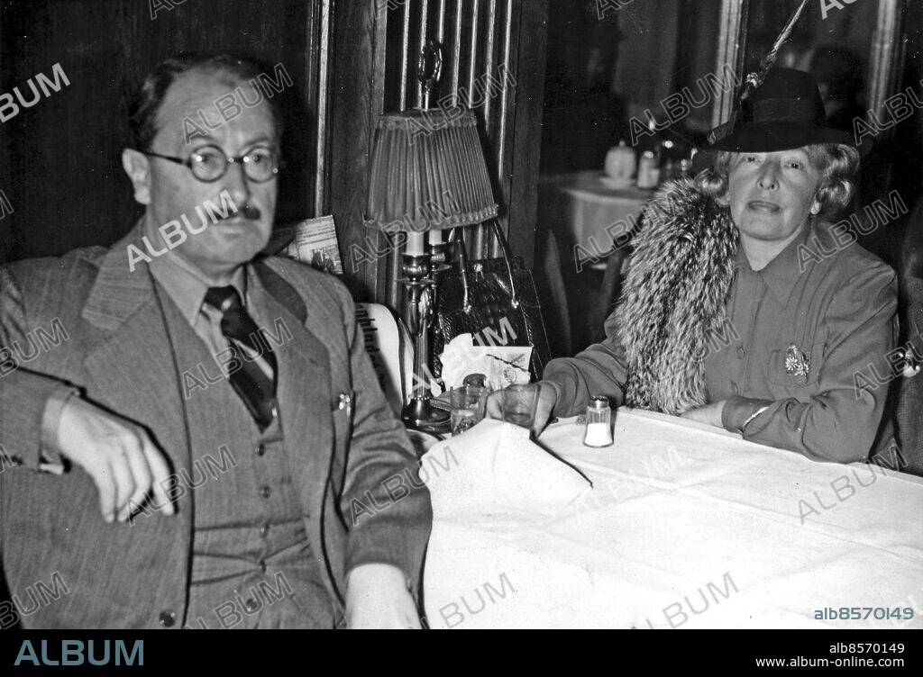 Gunnar Serner , författare ( 1886 - 1947 ) . Skrev under namnet Frank Heller 1946. Här sittande på restaurang med hustrun. (c) Sydsvenskan / IBL Bildbyrå.