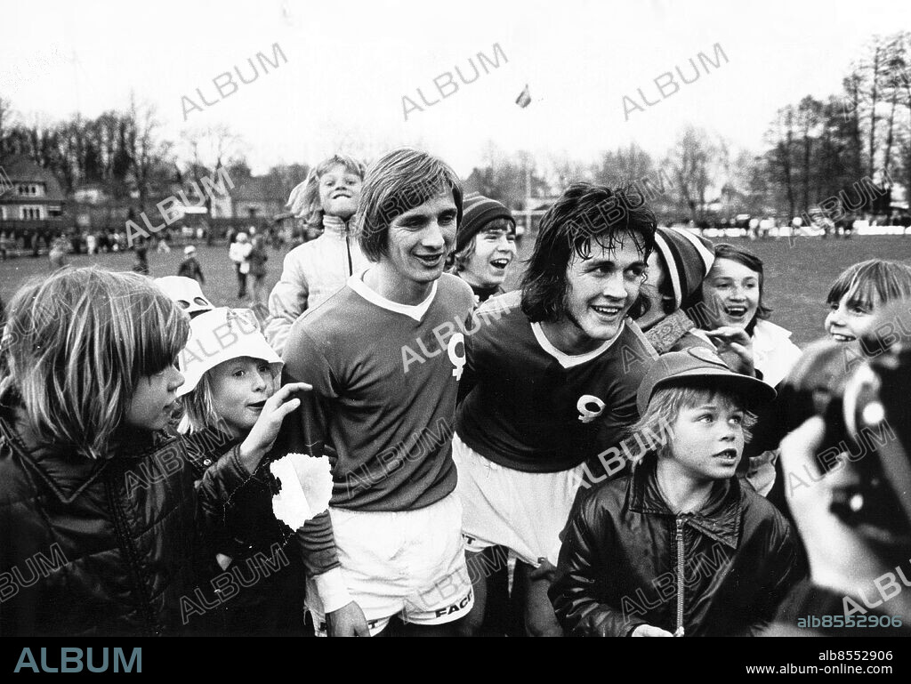 Åtvidaberg 1973-04-24. Nisse Nilsson och Ralf Edström, Åtvidabergs FF omgiven av unga fans i mötet med Malmö FF. Foto: Örjan Björkdahl / DN / TT / Kod: 7. ** SvD OUT **.